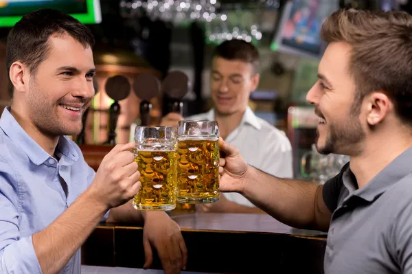 Mannen die bier drinken — Stockfoto