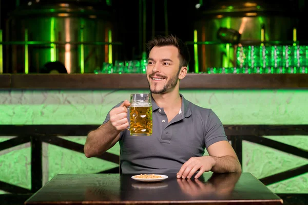 Mann mit Becher — Stockfoto