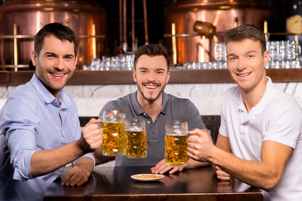 Friends holding mugs — Stock Photo, Image