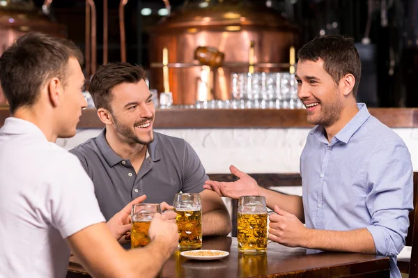 Spending time in bar — Stock Photo, Image