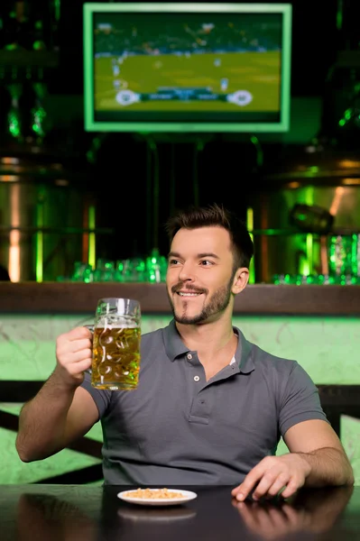 Homme dans un pub à bière — Photo