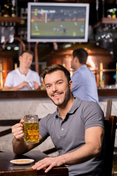 Homem no bar da cerveja — Fotografia de Stock