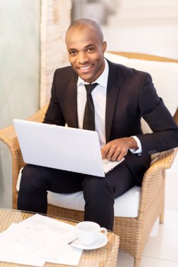 bir dizüstü bilgisayarda yazarak işadamı