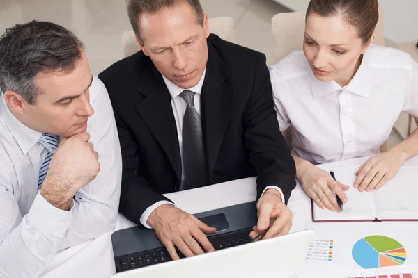 Empresarios en el trabajo — Foto de Stock