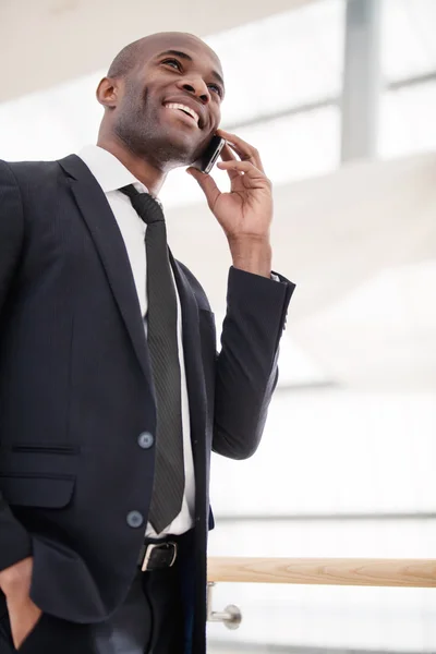 Man in formalwear talking on the mobile phone and smiling — Stock Photo, Image