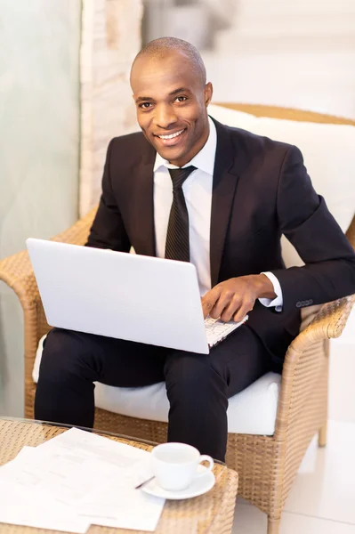 Empresario escribiendo algo en el portátil — Foto de Stock