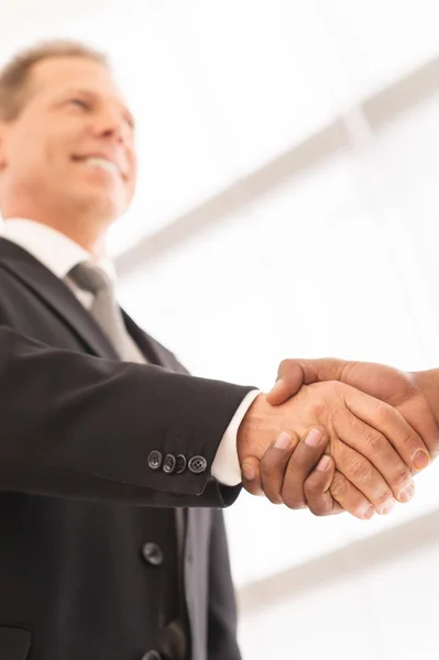 Business men shaking hands — Stock Photo, Image