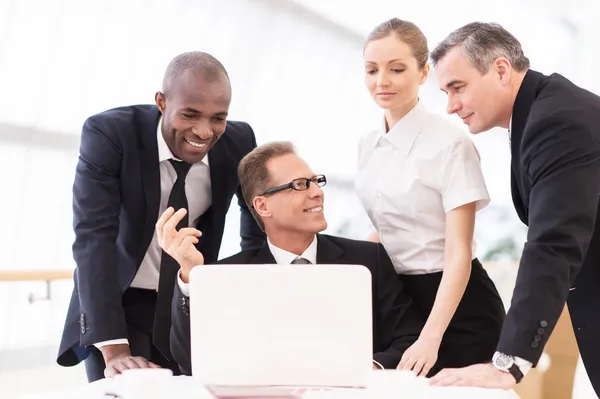 Discutiendo con los empresarios — Foto de Stock