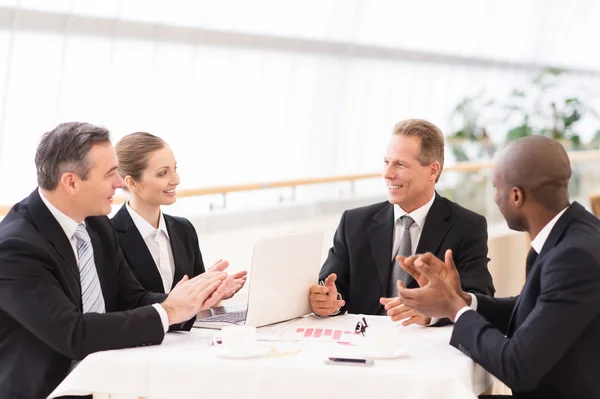 Mensen uit het bedrijfsleven aan tafel — Stockfoto