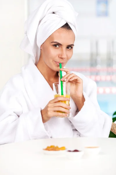 Frau trinkt Saft — Stockfoto