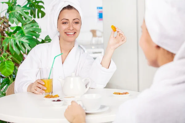 Mulher bebendo suco — Fotografia de Stock