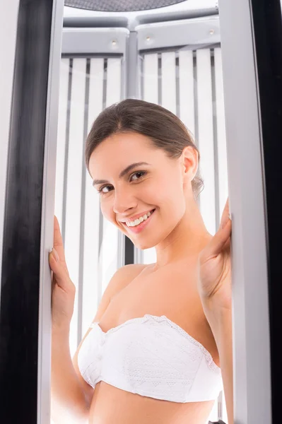 日光浴室的女人 — 图库照片