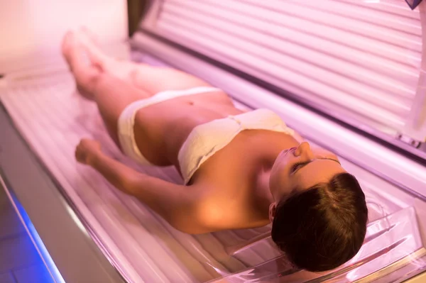 Woman on tanning bed — Stock Photo, Image