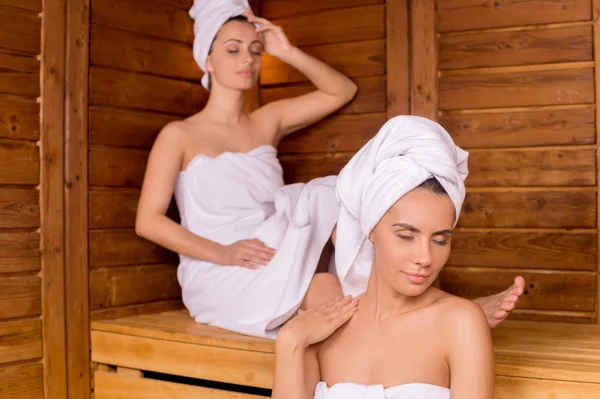 Frauen in der Sauna — Stockfoto