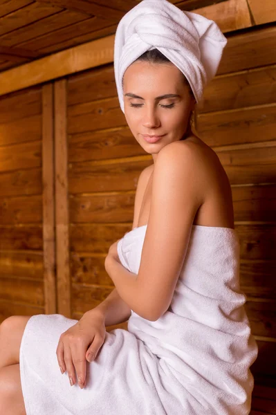 Vrouw in de sauna — Stockfoto