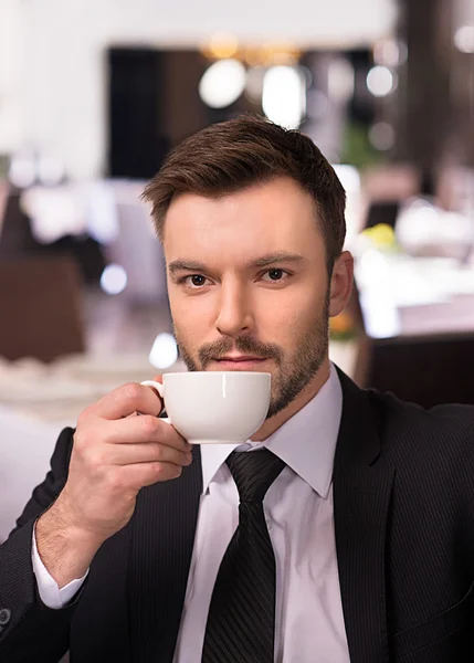 Mann trinkt Kaffee — Stockfoto