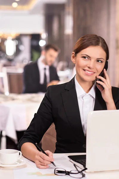 Mulher falando ao telefone — Fotografia de Stock