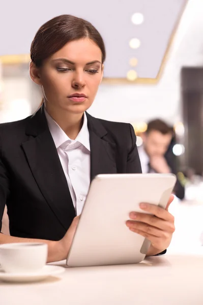 Mujer de negocios con tableta digital — Foto de Stock