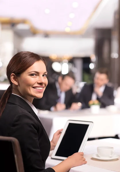 Femme d'affaires avec tablette numérique — Photo