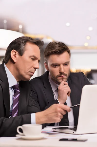 Gli uomini d'affari discutono — Foto Stock