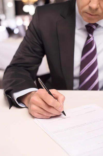 Signing contract — Stock Photo, Image