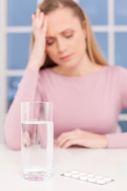 kafa elinde tutan genç kadın depresif