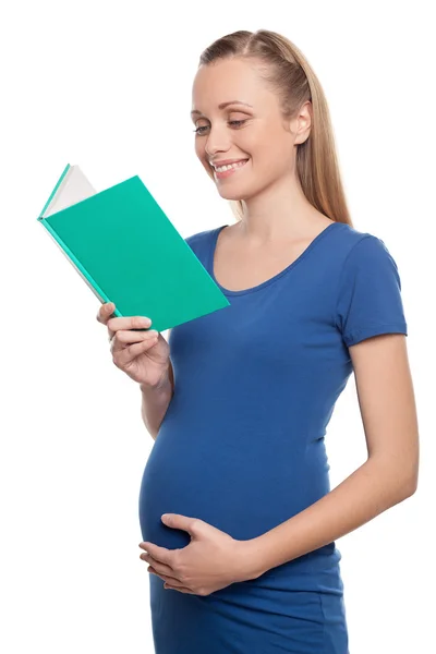 Беременная женщина с книгой — стоковое фото