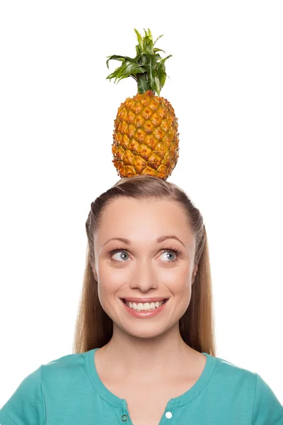 Mulher bonita segurando abacaxi na cabeça — Fotografia de Stock