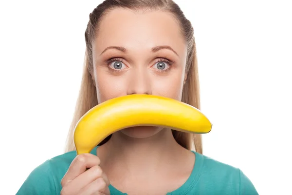 Mooie jonge vrouw bedrijf banaan — Stockfoto