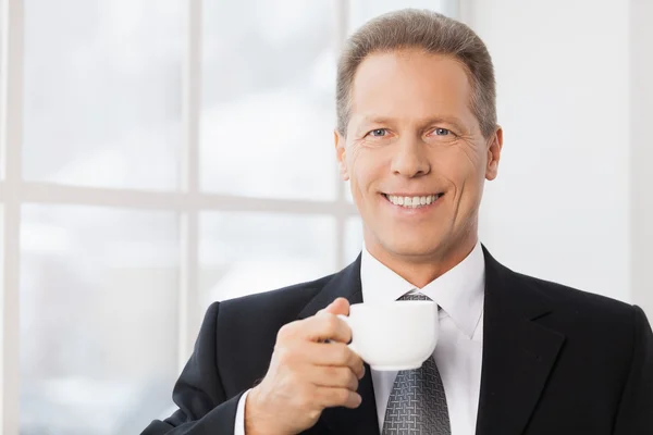 Man holding coffee — Stock Photo, Image