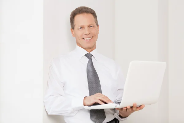 Homem de negócios com laptop — Fotografia de Stock