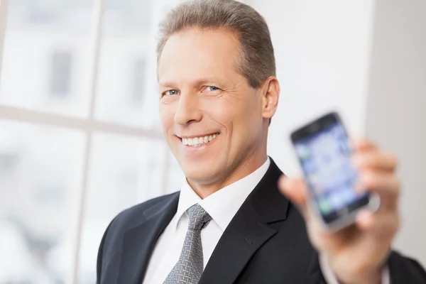 Hombre de negocios con teléfono móvil — Foto de Stock