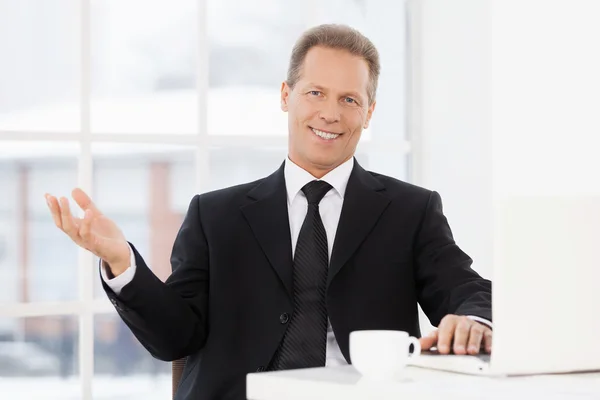 Empresario en el lugar de trabajo — Foto de Stock