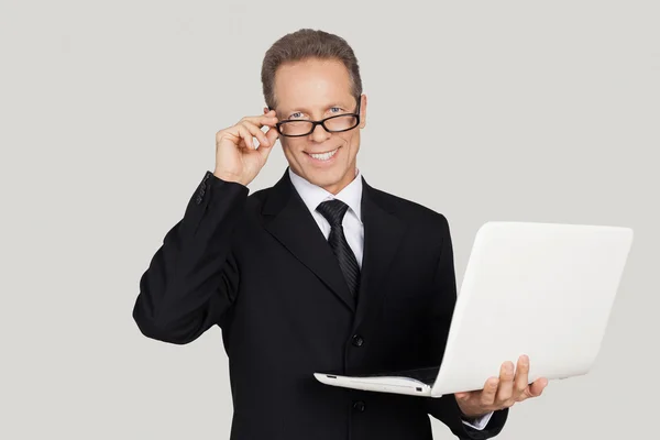 Man holding laptop — Stock Photo, Image