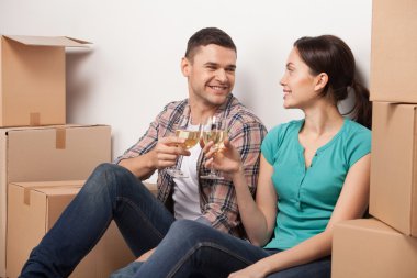 onların yeni bir eve taşınma kutluyor.