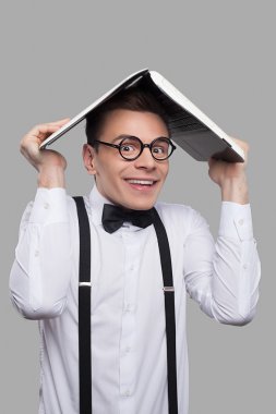 bir dizüstü bilgisayar başında tutan genç geek