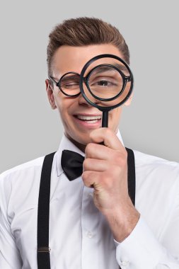 genç adam Büyüteç göz önünde tutarak