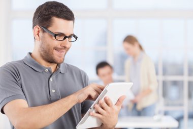 Dijital tabletli adam.