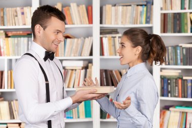 bir kitap için güzel bir genç kadın veren inek adam