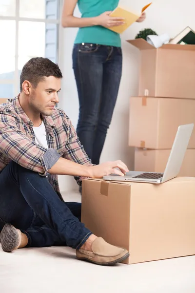 Surfen op het net in een gloednieuwe huis. — Stockfoto