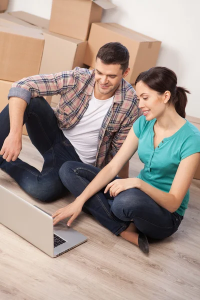 Searching a house moving company. — Stock Photo, Image