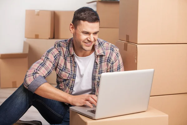 Surfing web in new apartment. — Stock Photo, Image