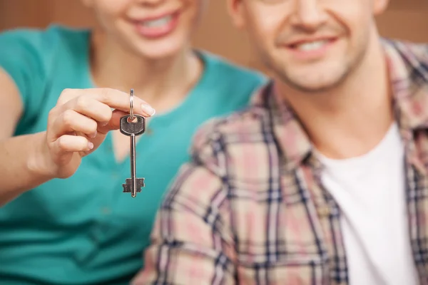 Sleutel van hun gloednieuwe huis. — Stockfoto