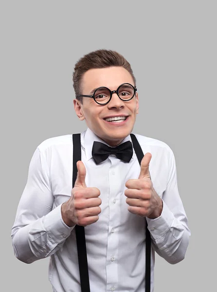 Nerd hombre en corbata de lazo y tirantes gesto — Foto de Stock