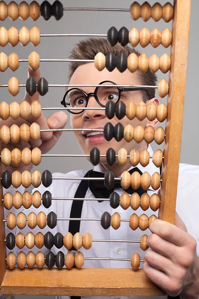 Jonge man bedrijf abacus — Stockfoto