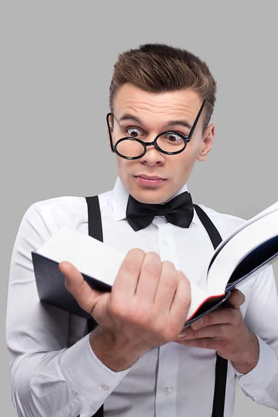 Joven sorprendido leyendo un libro —  Fotos de Stock