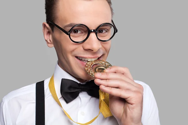 Jovem segurando uma medalha de ouro — Fotografia de Stock