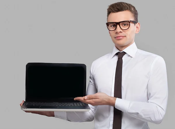 Homem com laptop. — Fotografia de Stock