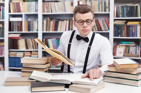 Man in shirt and bow tie reading books — Stock Photo, Image