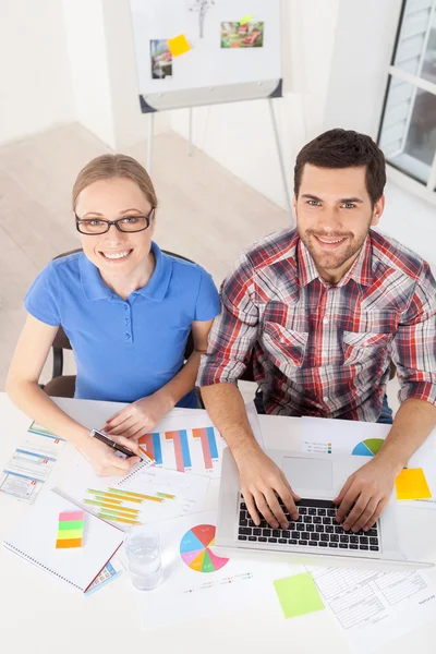 Pareja joven trabajando en la computadora — Foto de Stock